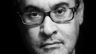 Vuelve Juan Manuel de Prada, el maestro del lenguaje, entre el humor y el esperpento