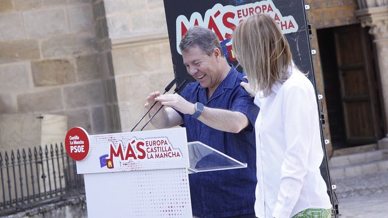 El presidente de Castilla-La Mancha, Emiliano García-Page, junto a la candidata del PSOE a la elecciones europeas, Cristina Maestre.