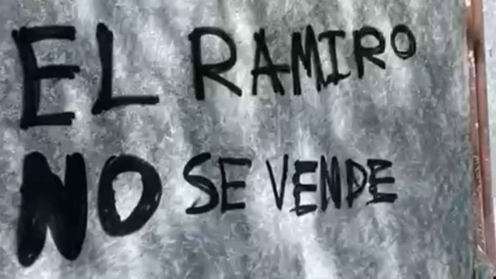 El Ramiro no se vende, una de las pintadas encontradas esta mañana en la fachada del colegio Ramiro de Maeztu.