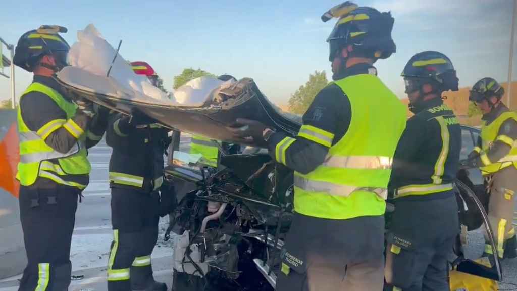 Los Bomberos han precisado de material hidráulico para poder abrir hueco y levantar el techo del mismo, a fin de poder liberar el cuerpo de esta persona.