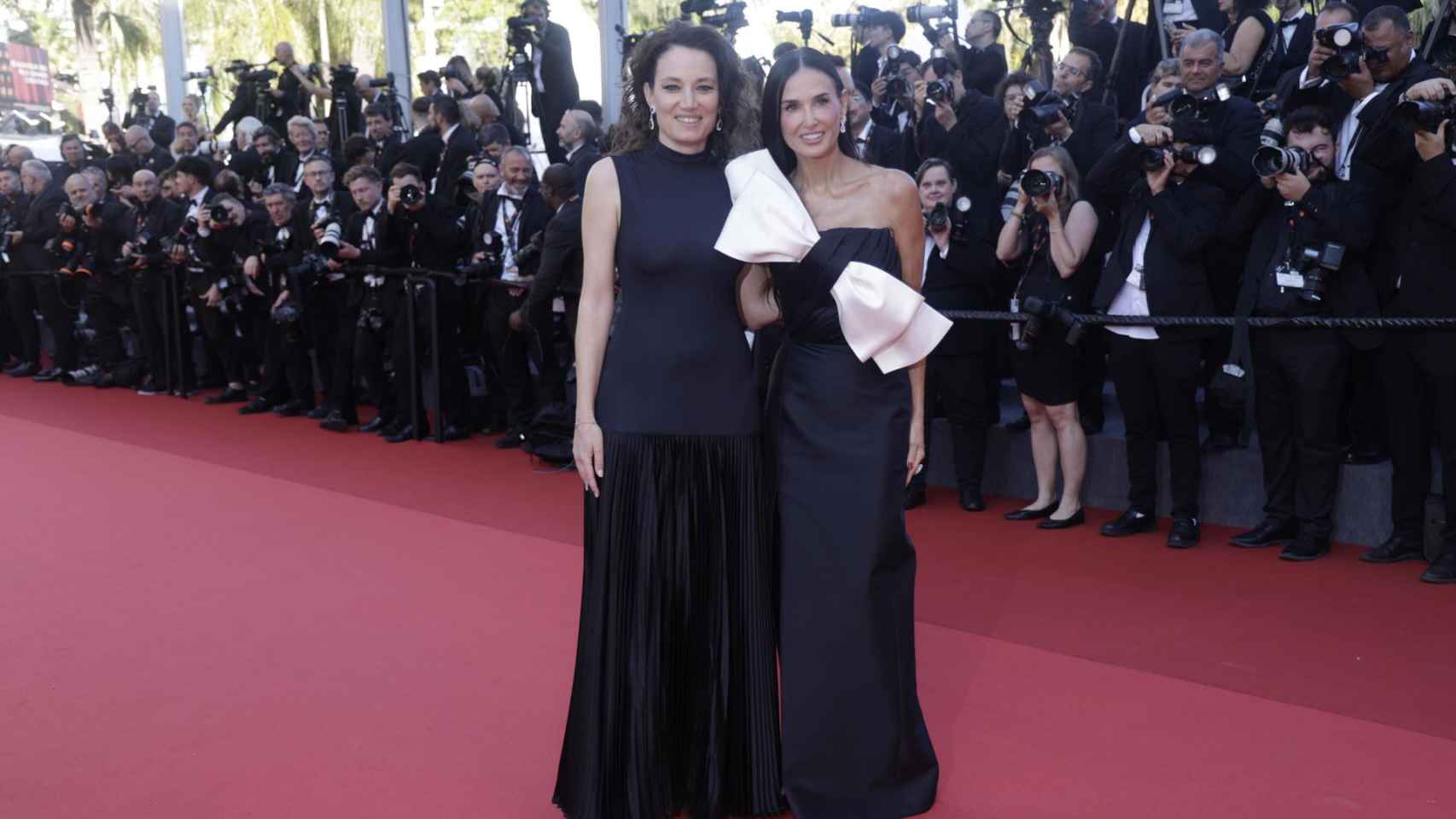 La actriz Demi Moore junto a la directora Coralie Fargeat