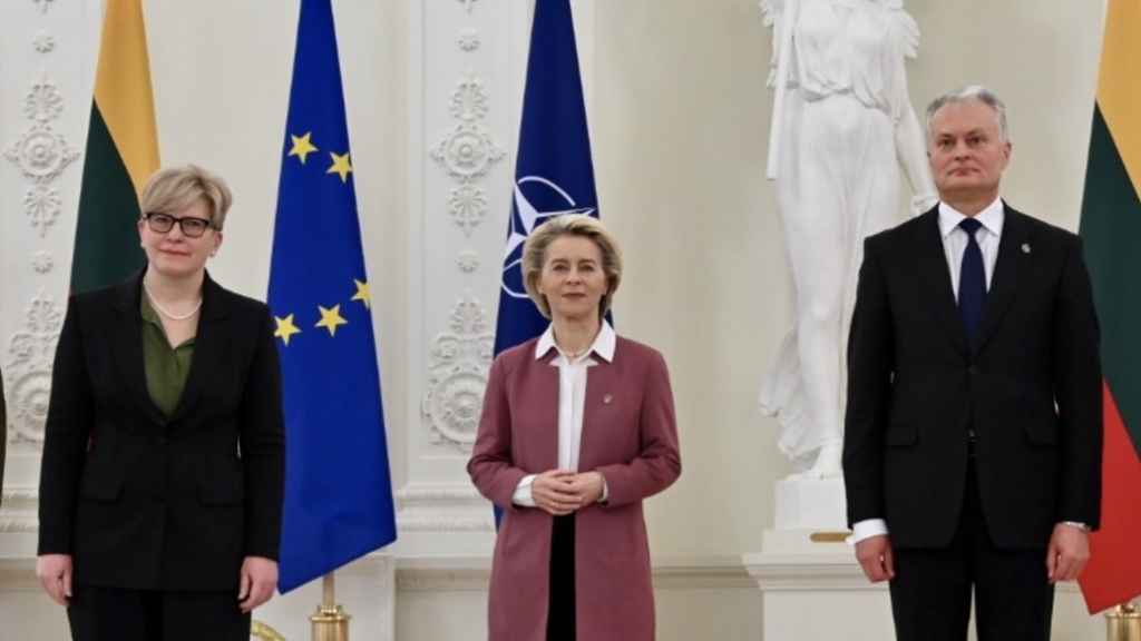 El Presidente de Lituania, Gitanas Nauseda (2.º R) y la Primera Ministra de Lituania, Ingrida Simonyte (L) y la Presidenta de la Comisión Europea, Ursula von der Leyen.