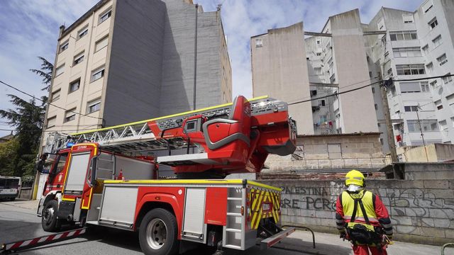 Un camión de bomberos en las inmediaciones donde se ha derrumbado la pared de un edificio en Vigo.