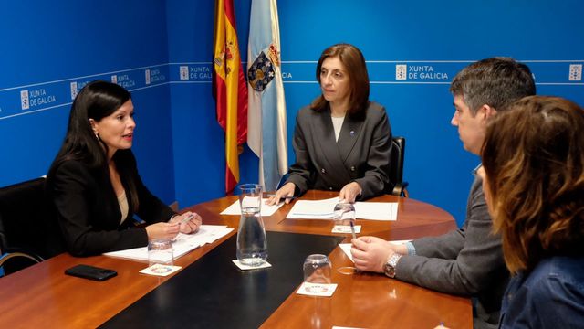Reunión entre la conselleira de Medio Ambiente y Cambio Climático, Ángeles Vázquez, y la alcaldesa de Mos, Nidia Arévalo.