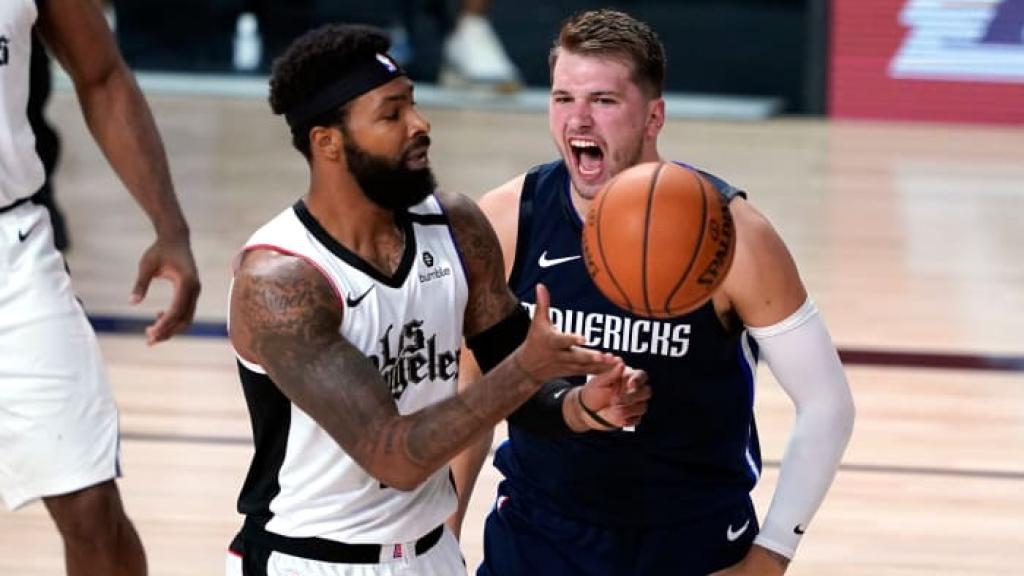 Doncic celebra delante de Marcus Morris.