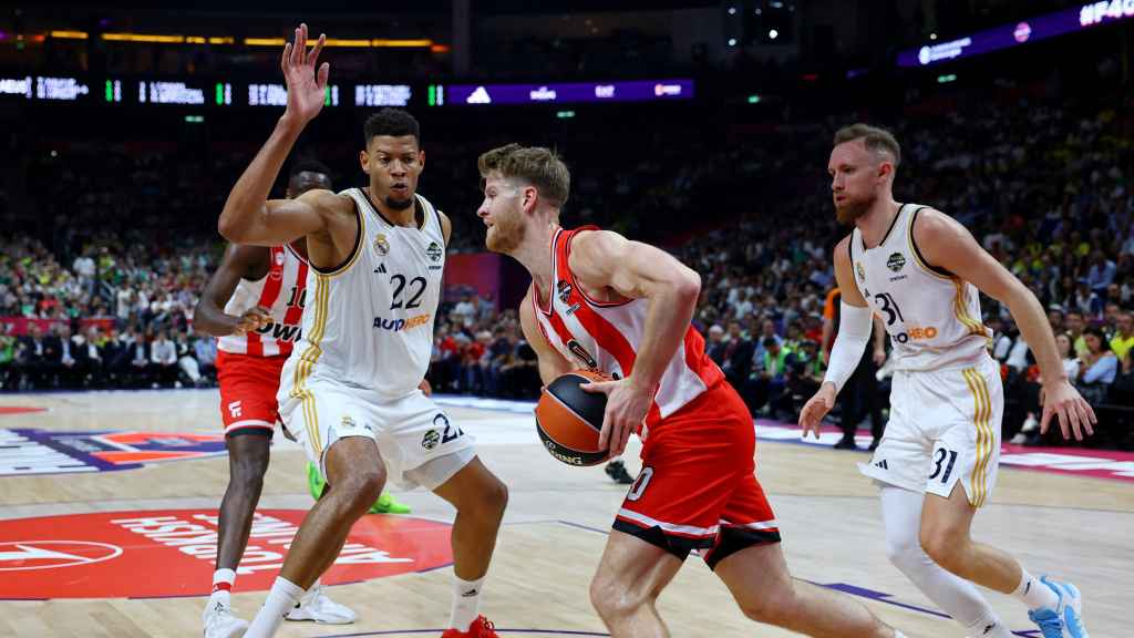 Tavares realiza una acción defensiva frente a Olympiacos en la Final Four de la Euroliga.
