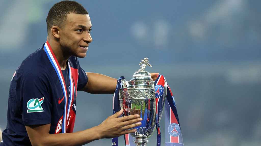 Mbappé coge el trofeo de Copa de Francia.