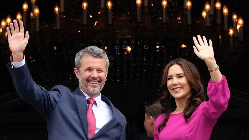 El rey Federico de Dinamarca y Mary en el balcón del palacio de Amalienborg.