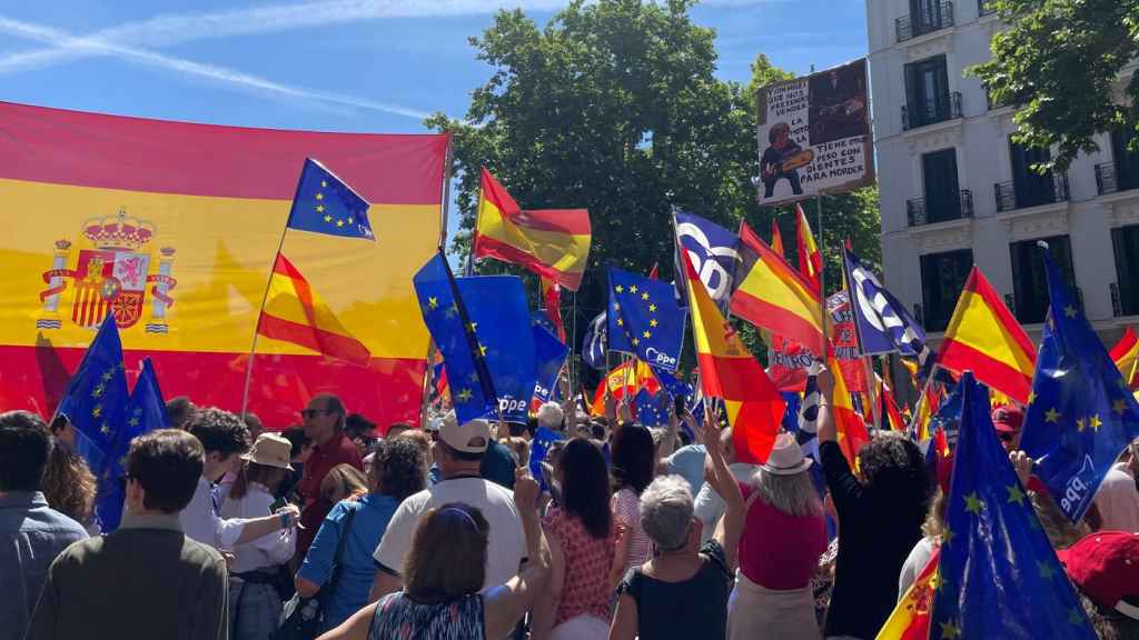 Manifestantes con pancartas favorables a Javier Milei.