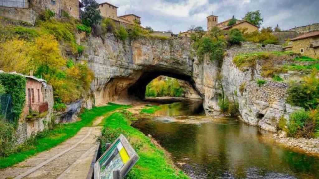 Vista del puente natural de Puentedey.