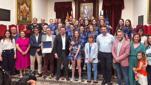 Las jugadoras, junto al alcalde Pablo Ruz en el Salón de Plenos.