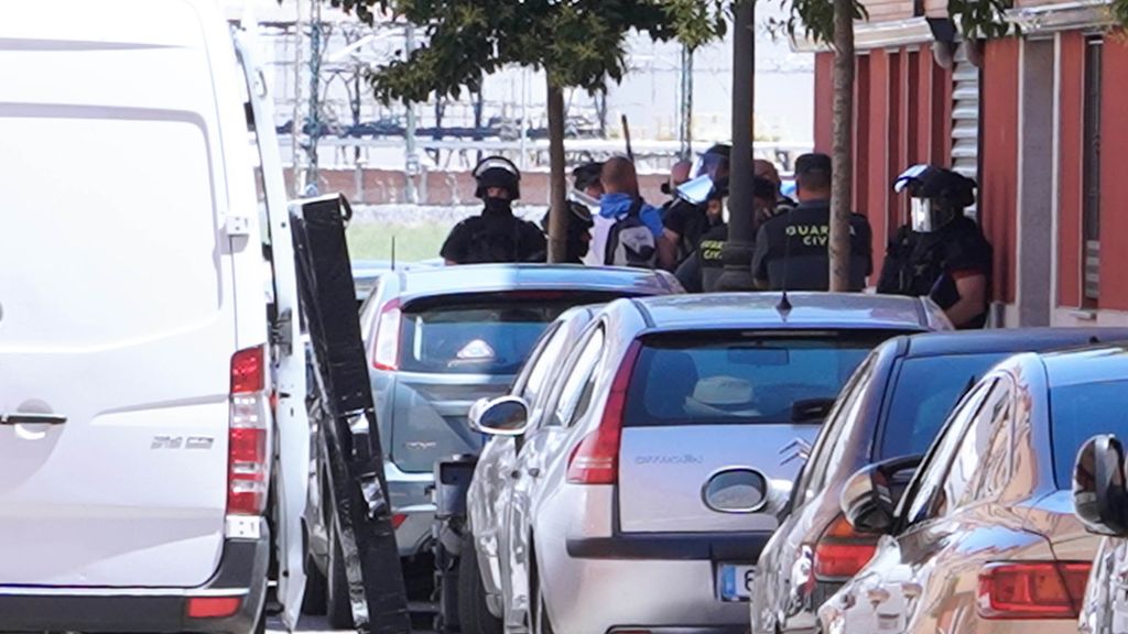 Los agentes en la vivienda en la que se atrincheró El Chiqui