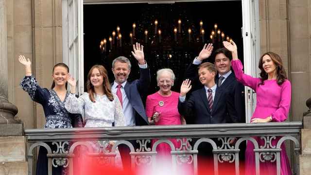 Federico de Dinamarca junto al resto de la familia real en el palacio de Amalienborg.