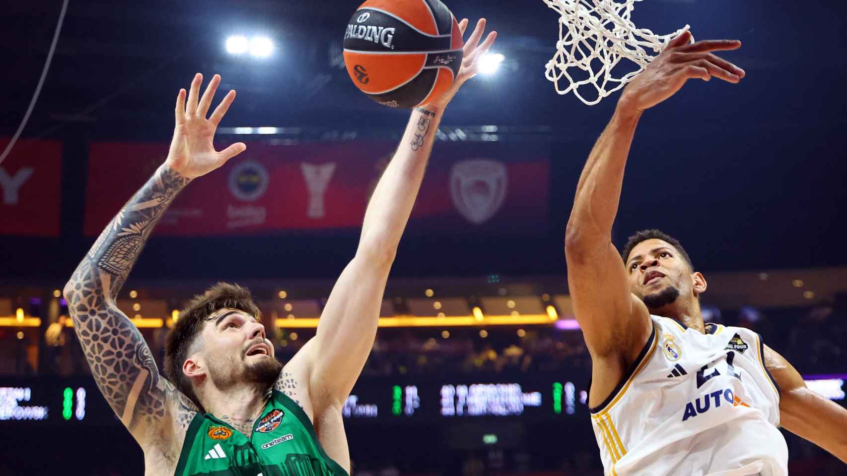 Tavares pelea por un balón en la final de la Euroliga.