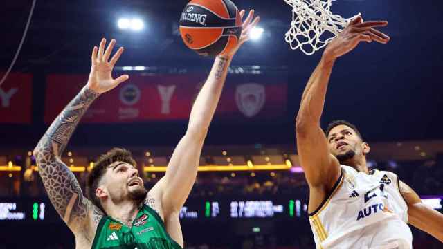 Tavares pelea por un balón en la final de la Euroliga.