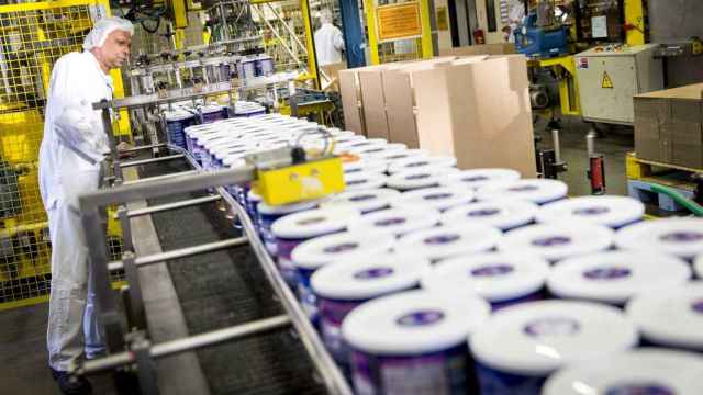 Empleados de una fábrica de Danone trabajando.