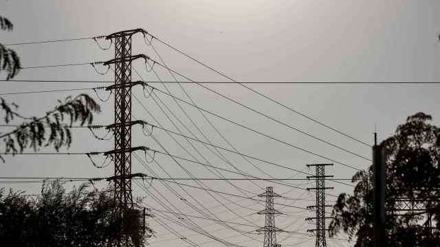Vista de una torre de alta tensión.