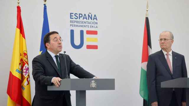 El ministro de Exteriores, José Manuel Albares, durante su rueda de prensa con el primer ministro palestino, Mohammad Mustafa, este domingo en Bruselas