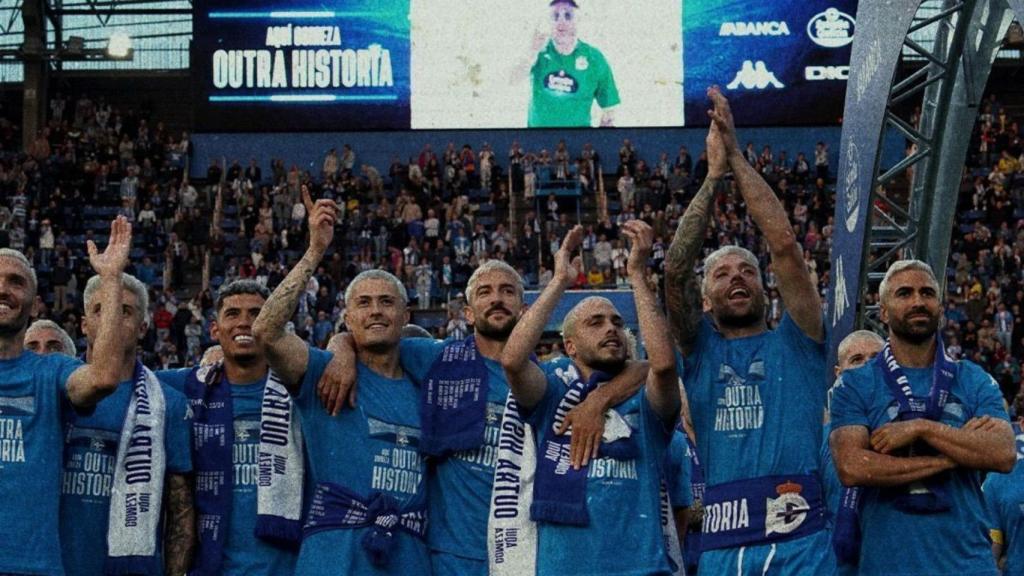 Jugadores del Dépor celebrando el ascenso.