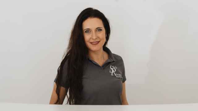 Fátima en la recepción de su negocio.