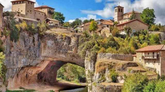 Vista del puente principal y la piscina natural de Puentedey, en Burgos.