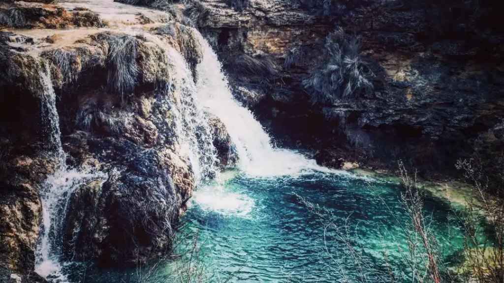 Vista general de la Cascada de los Leones en las Lagunas de Ruidera.