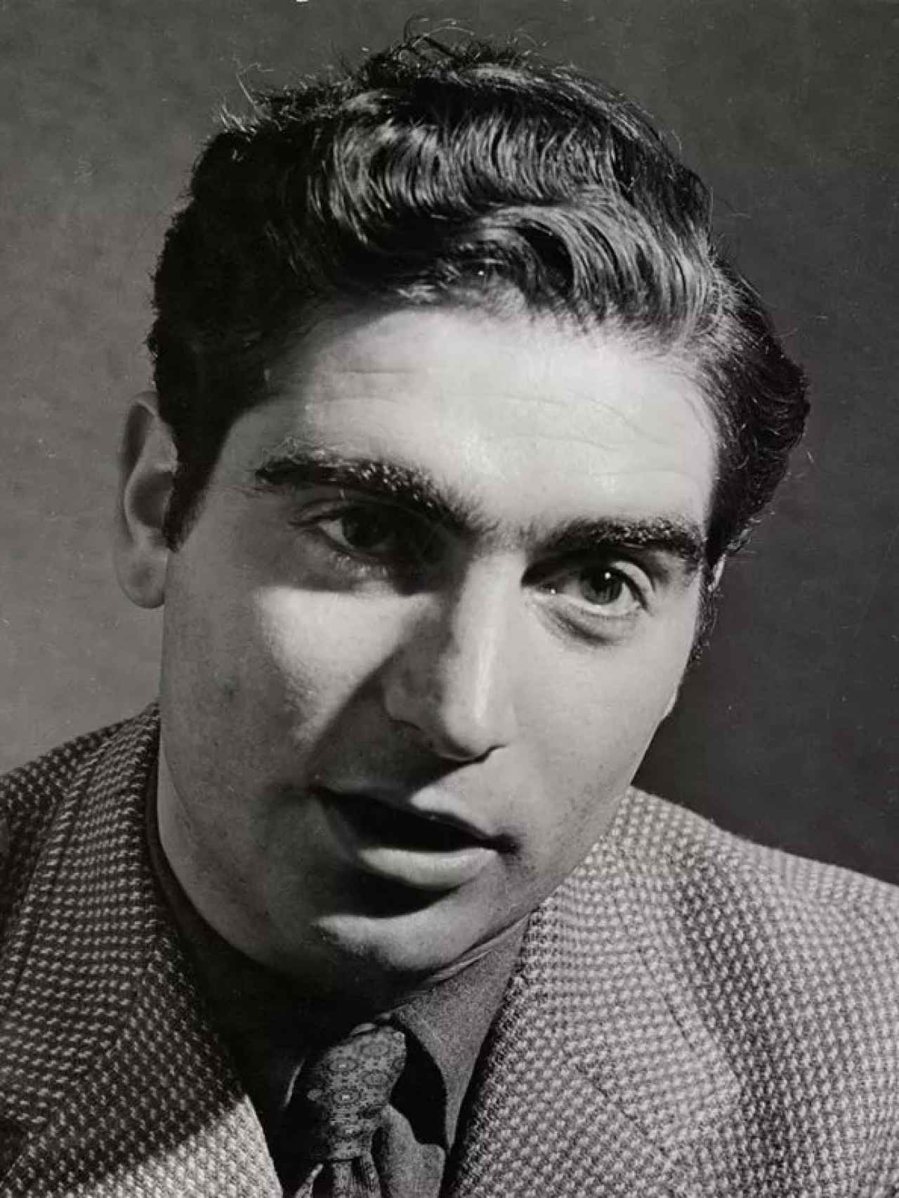 Robert Capa. Foto : Alfred Eisenstaedt. Publicada en el blog Fotografiarte