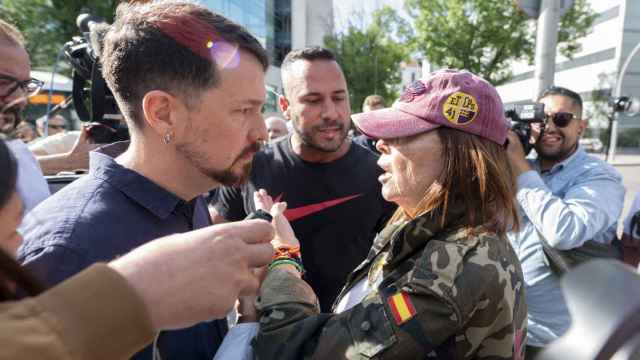 Pablo Iglesias este lunes en los juzgados de lo Penal de Madrid frente a una mujer que le ha increpado.