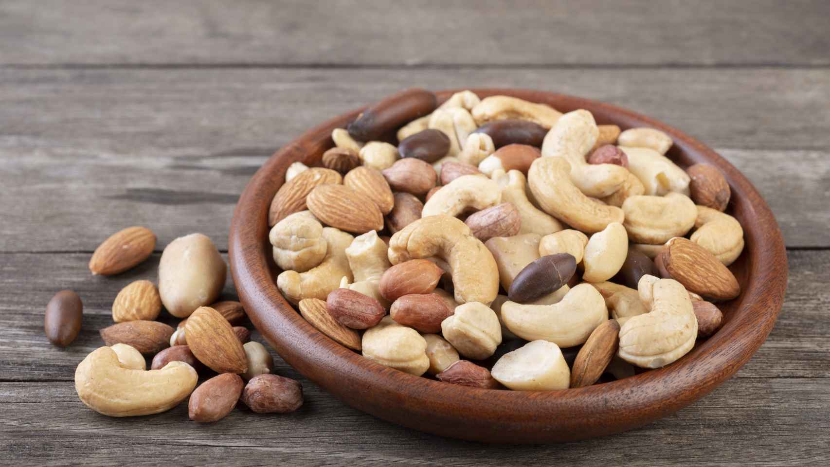 Un plato con frutos secos.