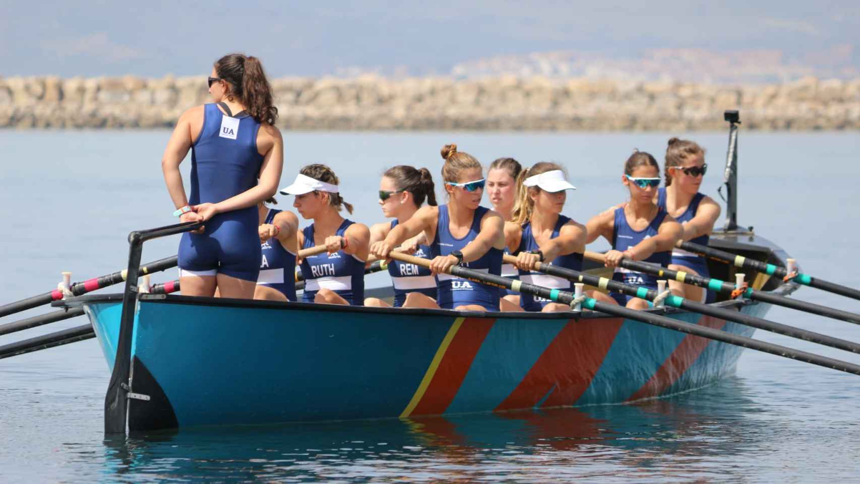 El equipo femenino de remo de la Universidad de Alicante en la Línea de la Concepción (Cádiz).