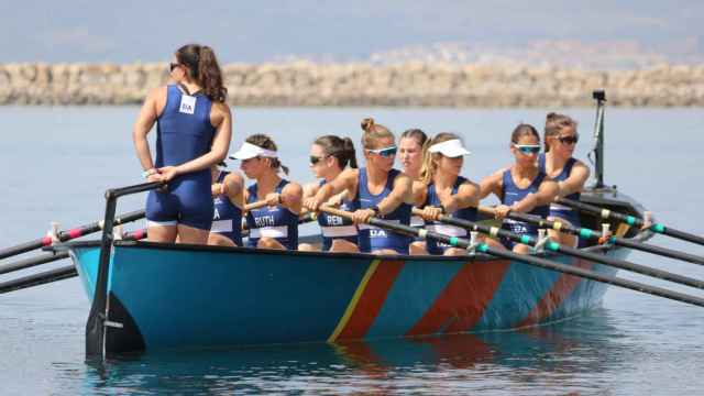 El equipo femenino de remo de la Universidad de Alicante en la Línea de la Concepción (Cádiz).