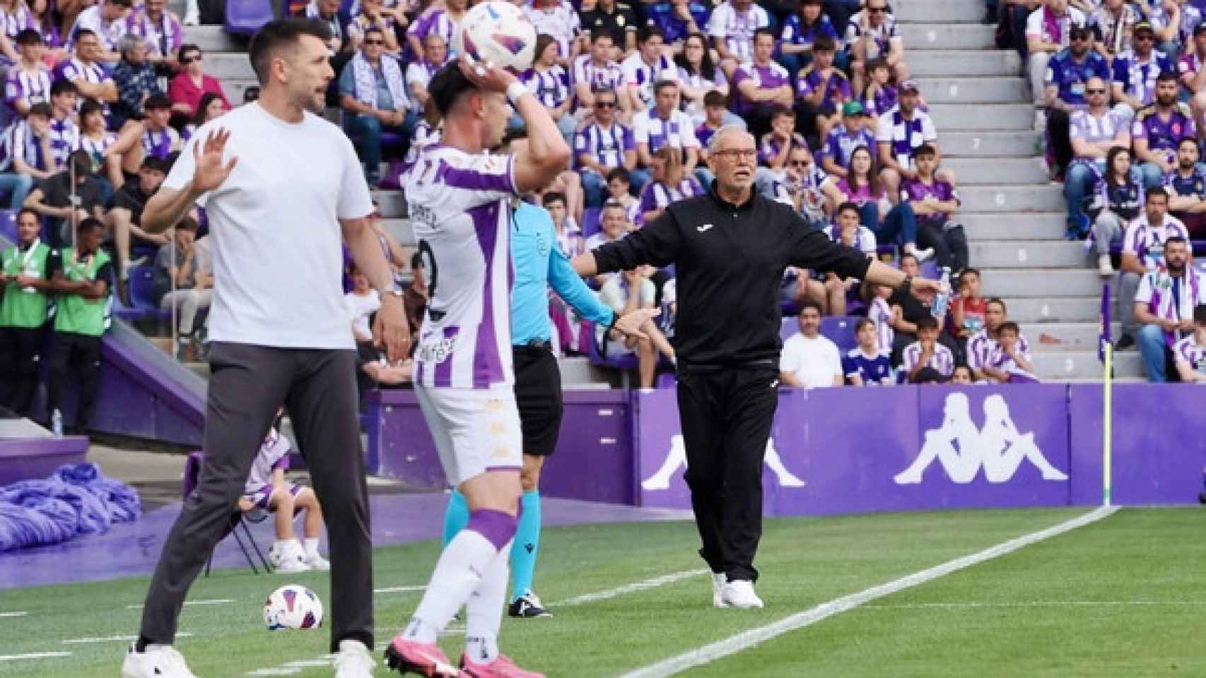 Pezzolano da órdenes a los suyos durante el encuentro