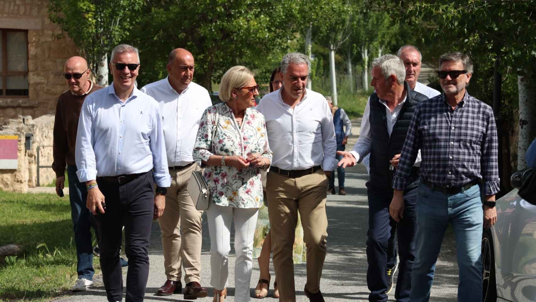 El vicesecretario del PP, Elías Bendodo, en su visita a la localidad segoviana de Valdeprados