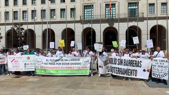 Concentración de la Plataforma por el Soterramiento frente al Ministerio de Transportes, este lunes