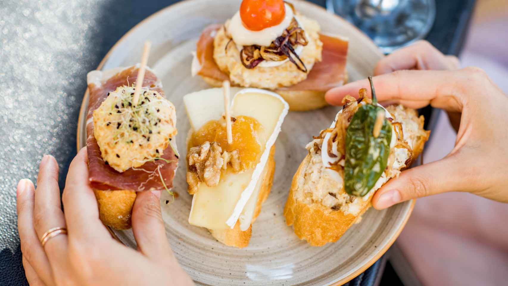 Pinchos y tapas en una mesa.
