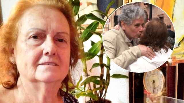 Rosario Bermudo junto al abrazo que le ha dado, este lunes, a uno de sus hermanos, Gabriel, en un fotomontaje de EL ESPAÑOL.