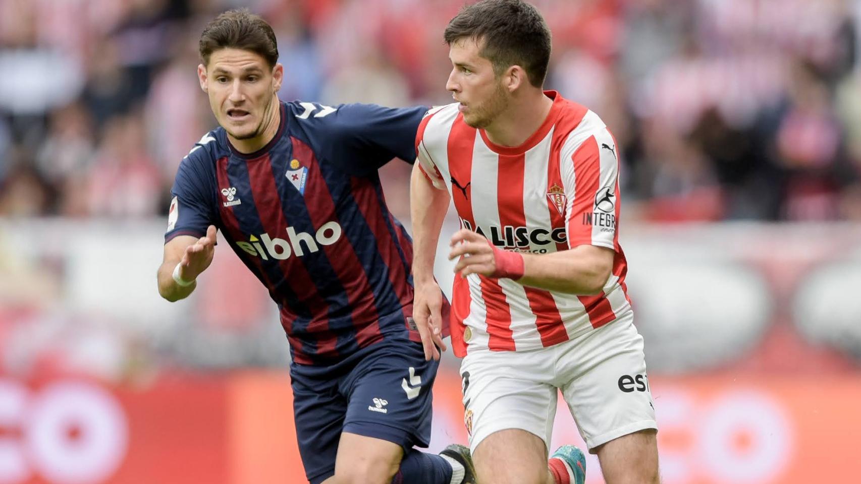 Un momento del partido entre el Sporting y el Eibar.