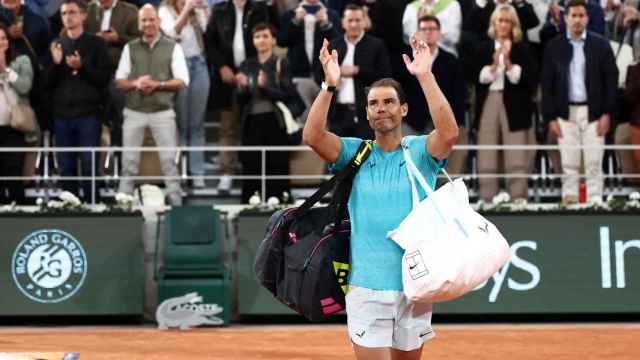 Nadal se retira ovacionado por el público de la Philippe Chatrier después de perder contra Zverev.