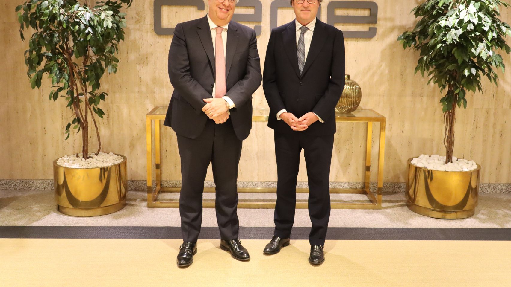 Antonio Garamendi, presidente de CEOE, junto con Pedro Reis, ministro de Economía de Portugal.