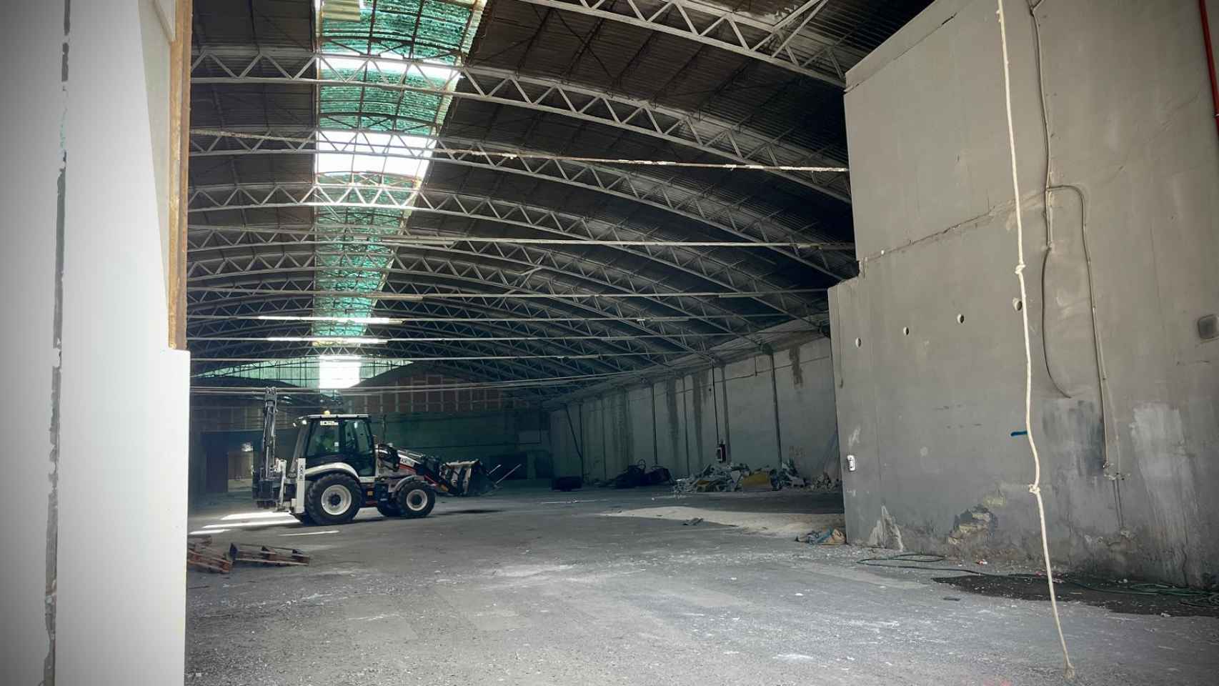 Imagen de las actuaciones que se realizan en el interior de las antiguas cocheras Portillo de Málaga.