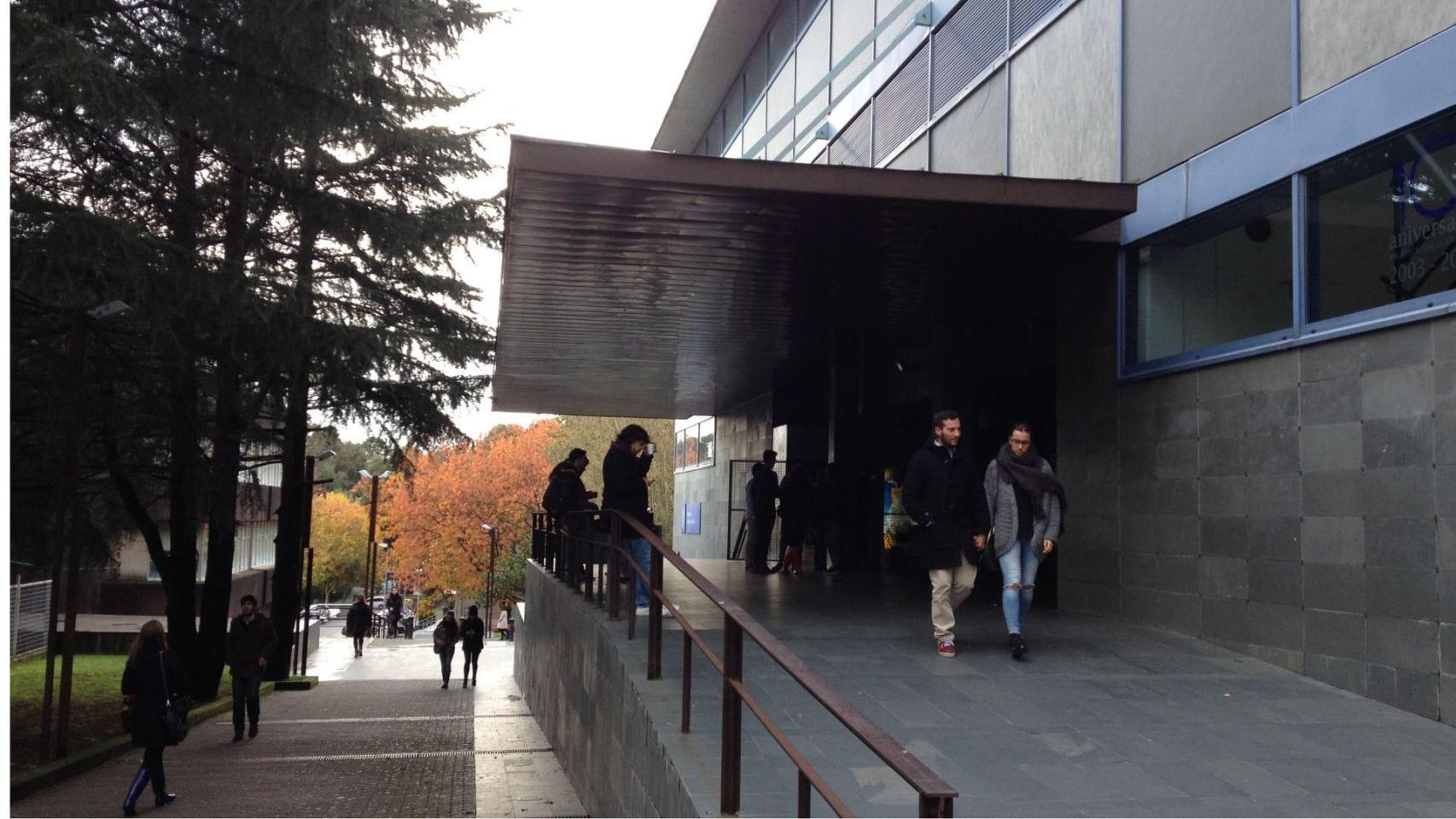 Entrada de la biblioteca Concepción Arenal, en Santiago.