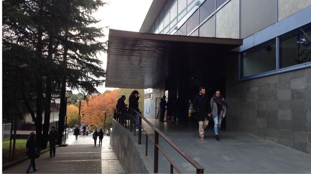 Entrada de la biblioteca Concepción Arenal, en Santiago.