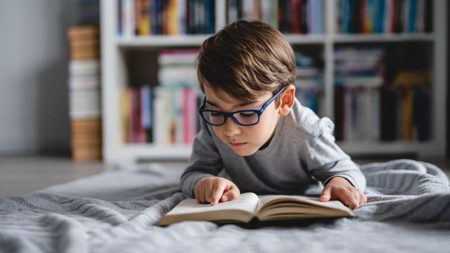 Niño, gafas, estudiar, cuento