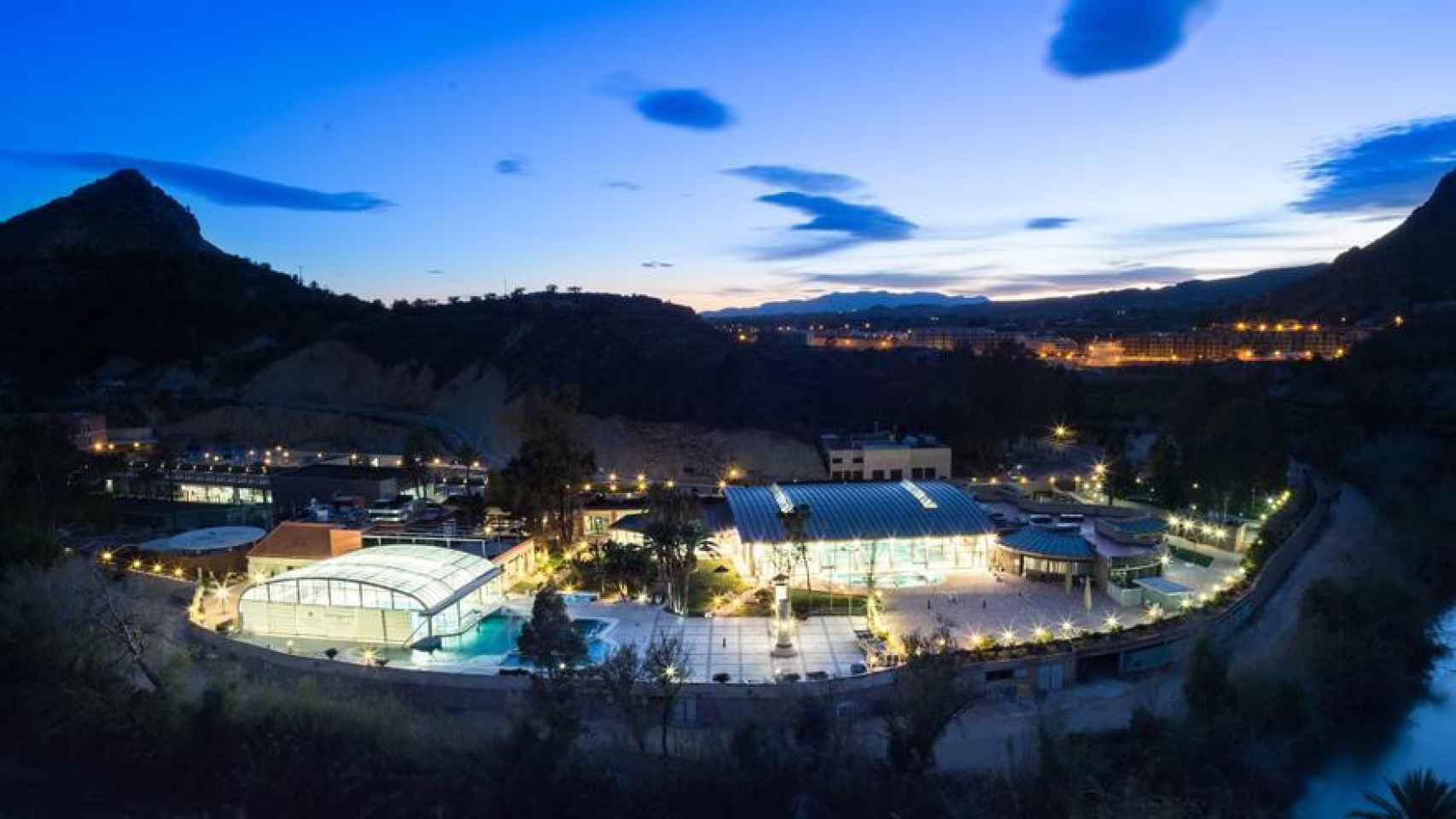 Vista nocturna del balneario de Archena, en Murcia.