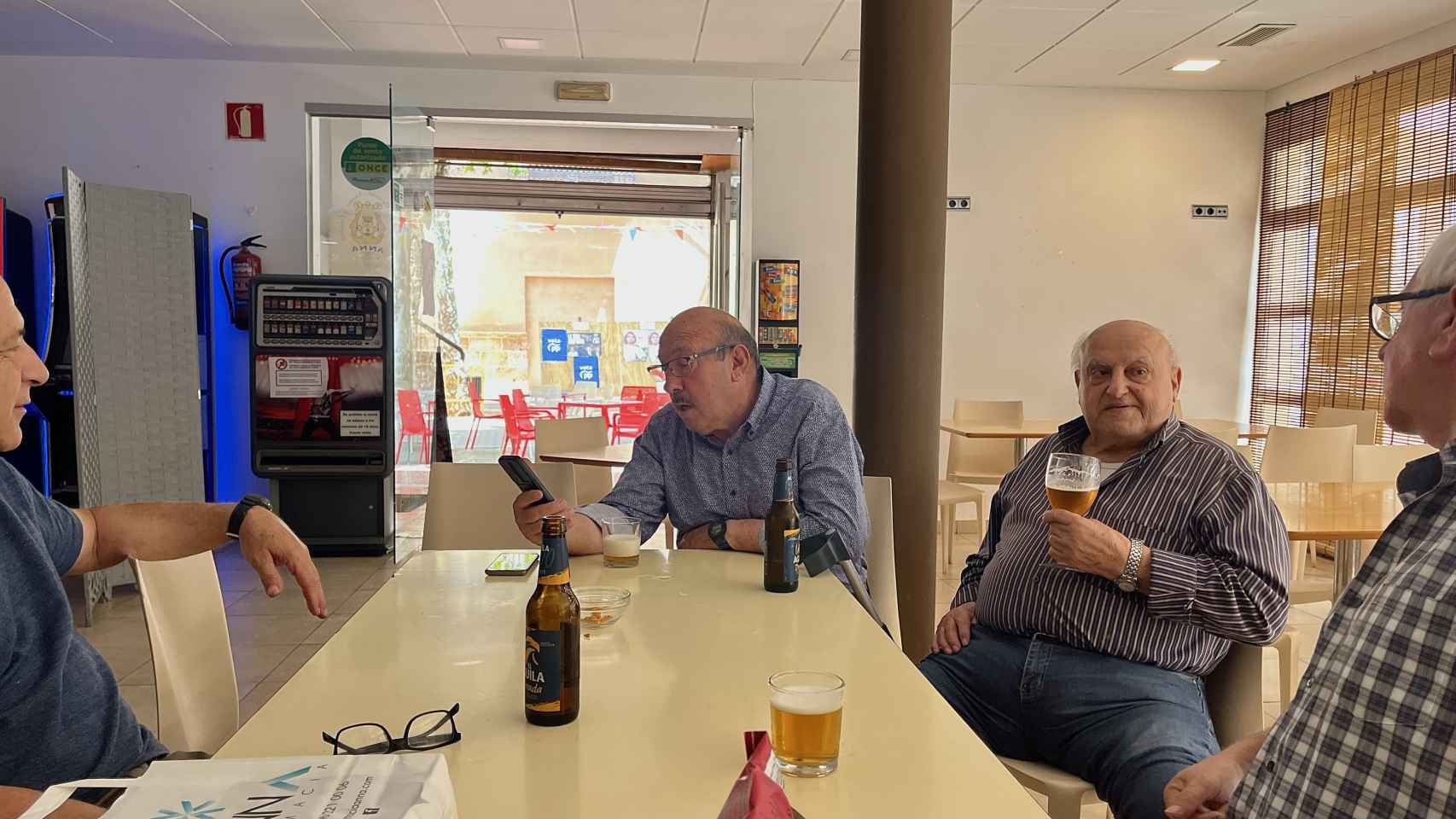 Vecinos de Anna (Valencia) en el bar de enfrente del Palacio de los Condes de Cervelló, lugar de rodaje de la próxima película de Amenábar. Raquel Granell