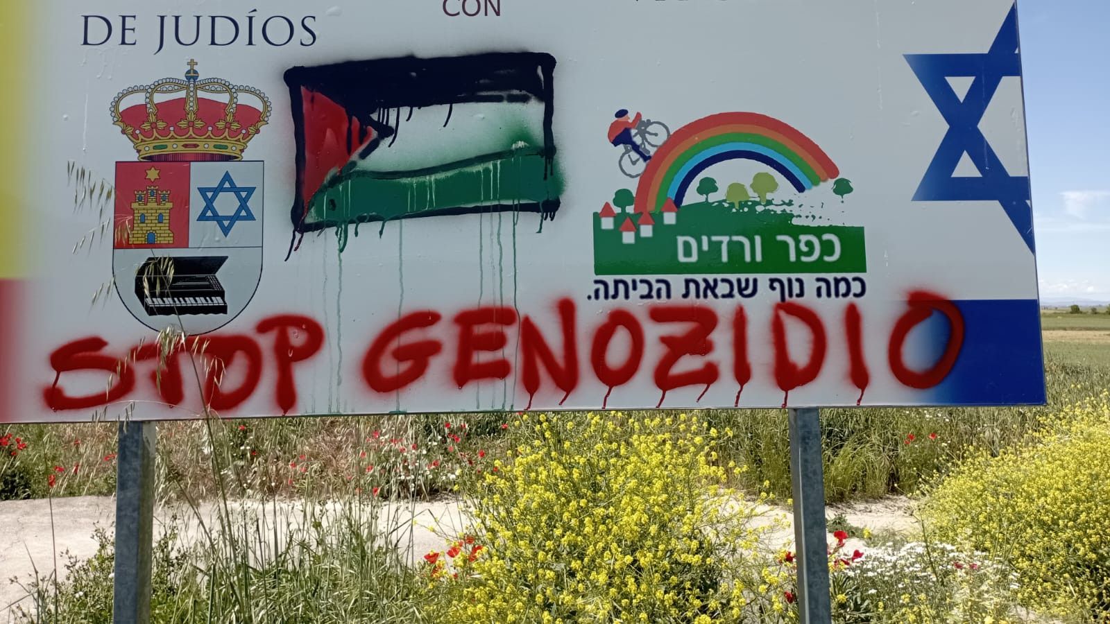 Cartel de bienvenida al pueblo que ha sido atacado
