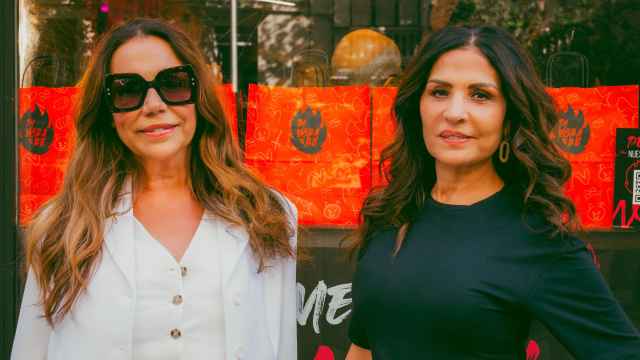 Toñi y Encarna Salazar, posando, este pasado lunes, día 27, a las puertas del restaurante Divorare, en Madrid.