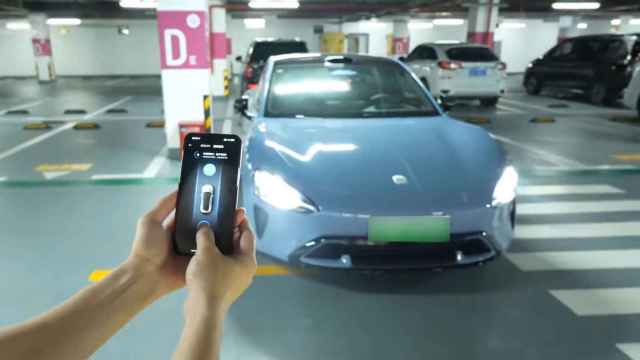 El Xiaomi SU7 controlado de manera remota con el móvil