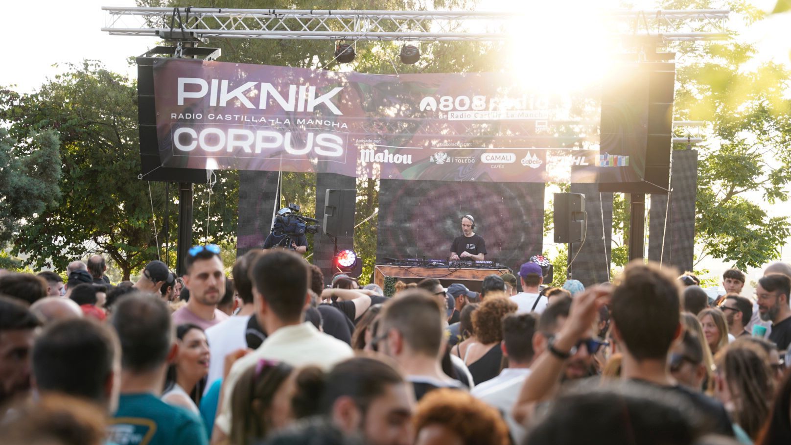 La música más vanguardista pone a bailar a 2.000 toledanos en el Piknik del Corpus