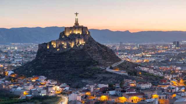 Una imagen del Cristo de Monteagudo, con la ciudad de Murcia al fondo.